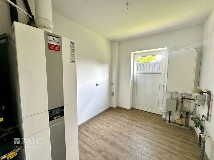 Neuwertige Doppelhaushälfte mit tollem Schnitt in Stade-Haddorf – Hauswirtschaftsraum EG