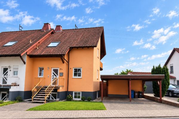 Doppelhaushälfte mit Einliegerwohnung, Garten und Doppelcarport
