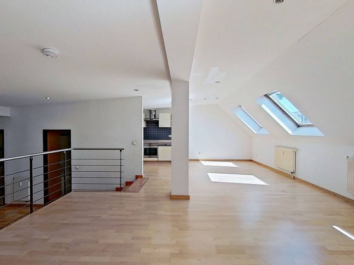 Warmes Nest, kalte Ersparnis - 1 KALTMIETE GESCHENKT: Große 3-Zimmer-Dachgeschosswohnung mit EBK und intelligentem Grundriss im historischen Breitenweg – Ansicht I: Wohn- und Esszimme…