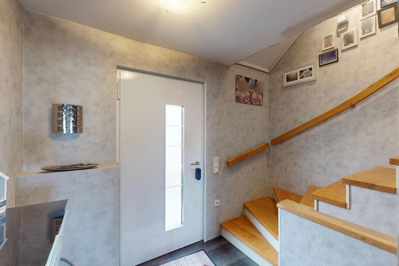 Renovated single-family home + self-contained apartment Roetgen – Eingangsbereich/Treppenaufgang