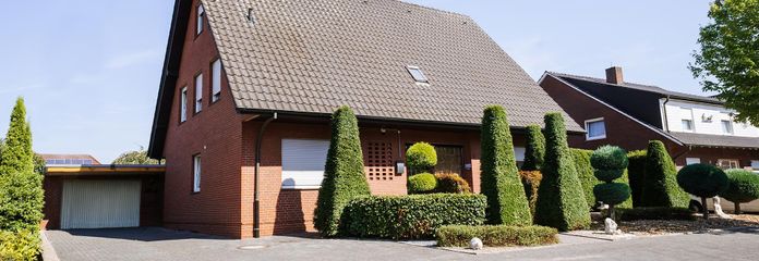 Casa unifamiliar bien cuidada con apartamento independiente, 165 m², parcela de 900 m² – Straßenansicht