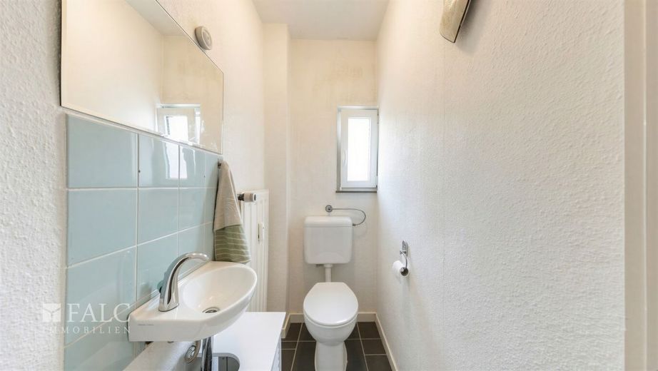 Familienfreundliche Wohnung in Rheinlage mit attraktivem Entwicklungspotenzial – Gäste-WC