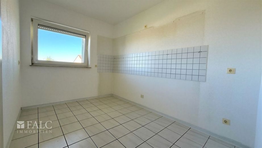 Wohnen mit Weitblick: 3 Zimmer, Balkon, 2 Stellplätze &amp; Blick ins Grüne – Küche - (KI generiert)