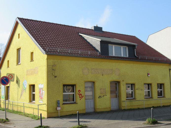 2 Häuser auf einem Grundstück Zentrum EFH Gewerbe 5 Garagen Halle privat – Straßenfront 