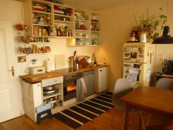 Apartamento modernizado de 2 habitaciones con logia y alquiler sólido – Küche