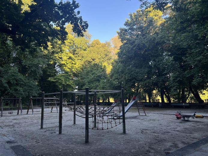Kinderspielplatz - Playground