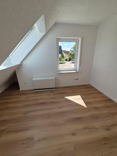 Frisch renovierte 5-Zi.-DG-Wohnung | Balkon | EBK | 85 m² | Schwäbische Alb | provisionsfrei – Kinderzimmer