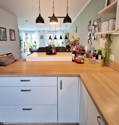 Senza provvigione - Tanto spazio per la famiglia: 121 m² di superficie abitabile + 64 m² di cantina - Anno di costruzione 2020 – Blick in den Ess-Wohnbereich