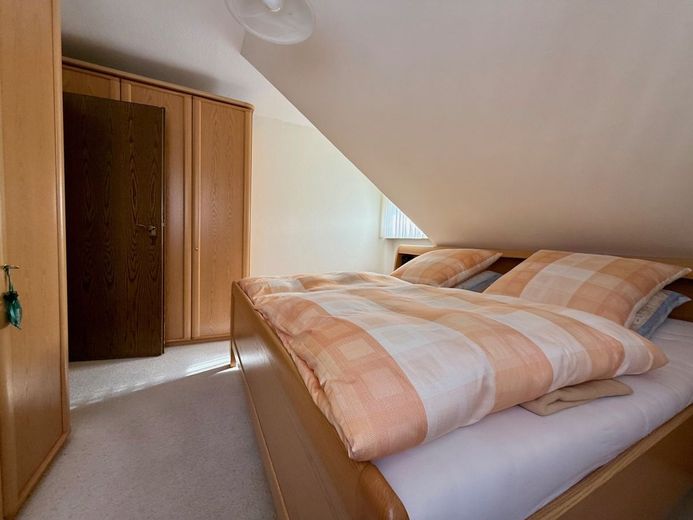 Menden: Vermietete Eigentumswohnung mit Balkon und Stellplatz - Optimal für Kapitalanleger! – Elternschlafzimmer