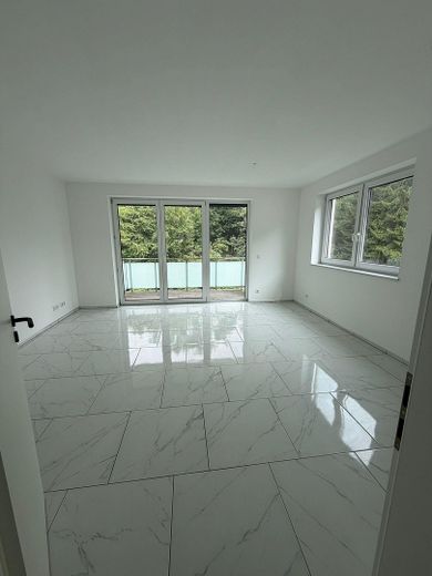 Licht. Design. Wohnkomfort. | Moderne Neubauwohnung mit Stellplatz – Foto 1