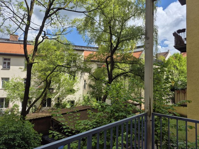 Licht, ruim ingedeeld appartement in een monumentaal pand in München – Blick ins Grüne