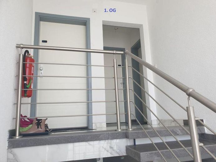 127 m² PRIVATES WOHNEN MIT EIGENEM POOL & GARTEN – 2 GARAGEN + 1.920 € KALTMIETEINNAHMEN – Eingänge Mieter