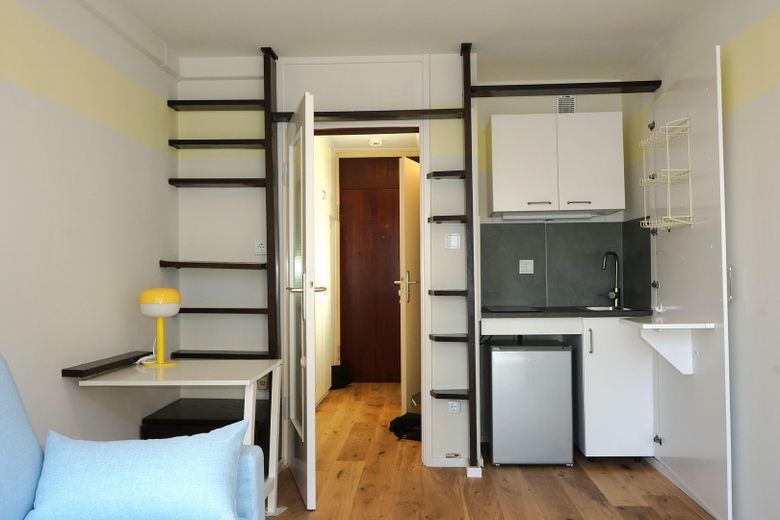 Jetzt einziehen! Möbliert, lichtdurchflutete 1-Zimmer Wohnung neben der Uni! Jetzt anfragen! – Küche mit Schrankwand