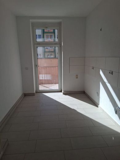 Neu sanierte 3-R-Wohnung In MD.Stadtfeld Ost 104 im  EG. mit BLK. zu vermieten – Küche mit Balkonzugang
