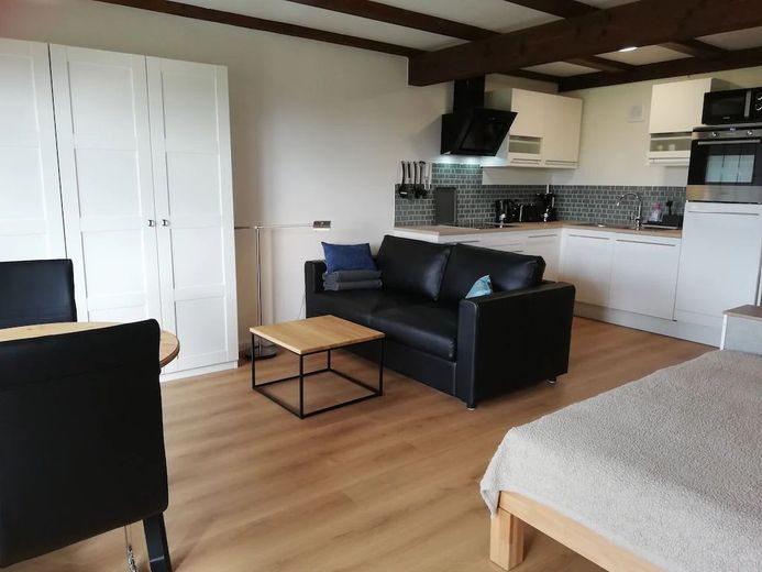 Appartement entièrement équipé, terrasse, jardin, place de stationnement – Hochwertiges Ledersofa