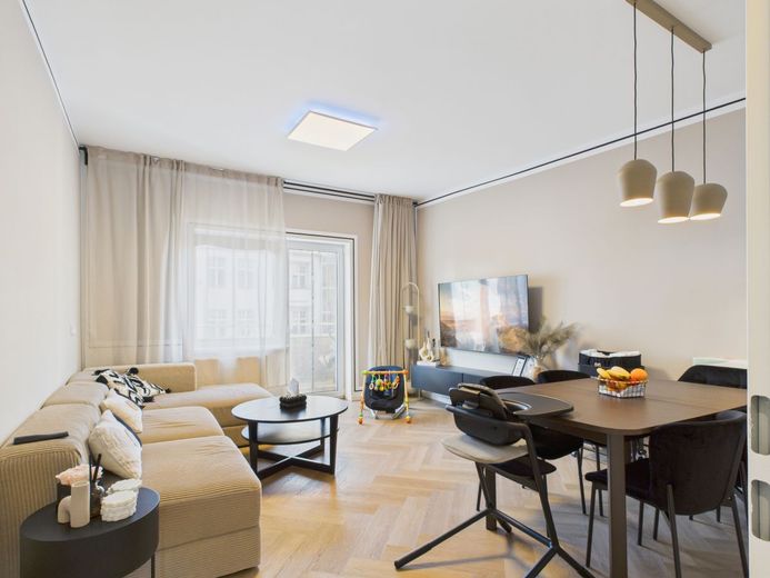 bezugsfreie 3 1/2-Zimmer-Wohnung mit Balkon in Charlottenburg, hochwertig möbliert – Wohnzimmer