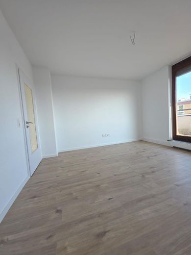 Hermoso ático de 2 habitaciones (tras la reforma) en Neckarsulm-Neuberg – Wohnzimmer - Bild 1