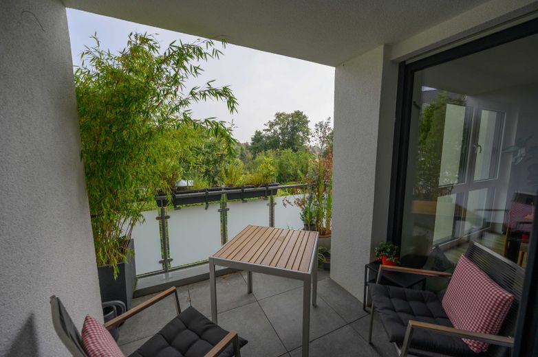 Moderne, großzügig geschnittene,lichtdurchflutete Wohnung in Architektenhaus – Loggia