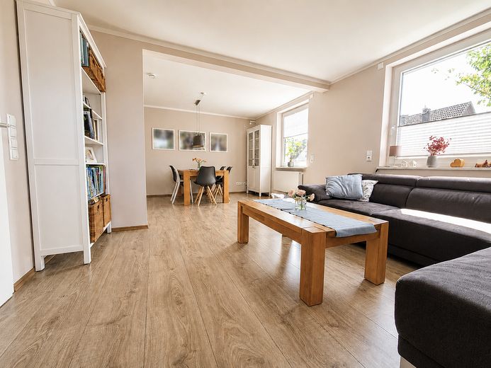 Modernisierte Doppelhaushälfte mit Sonnenterrasse – provisionsfrei – Wohn-/Esszimmer I