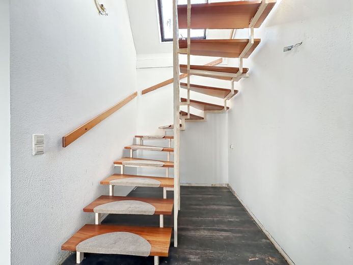 In zentraler Lage von Leonberg-Eltingen - helle 4-Zimmer-Maisonette mit Kfz.-Stellplatz – Treppenaufgang