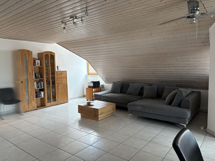 3,5-kamerappartement op de bovenverdieping met fantastisch uitzicht – Wohnzimmer