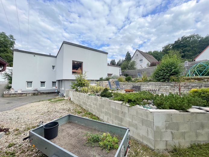 Architekten-Bungalow mit großem Grundstück und Baupotenzial – Außenansicht