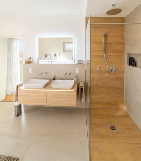 WOHLFÜHLOASE UNTER ZEITLOSEM SATTELDACH – Badezimmer
