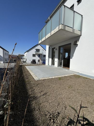Sonnige 4-Zimmer Wohnung // Garten, EBK und hohen Decken // Neubau in Langenbach – Terasse im Garten