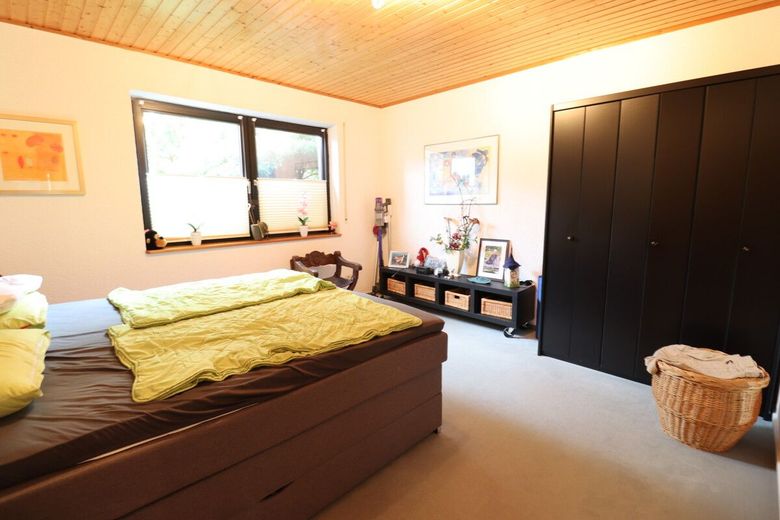 TOP! Sehr gepflegtes Architektenhaus mit Keller u. Anbau , besonders und individuell mit großem Garten ! – Schlafzimmer 1 EG