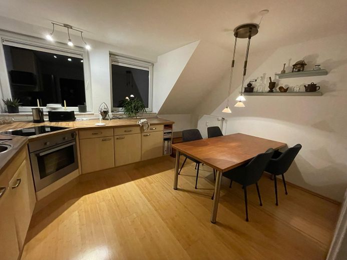 Helle voll möblierte Maisonette-Wohnung auf 2 Ebenen in ruhiger Lage in Hamburg-Eidelstedt – Einbauküche mit Essplatz