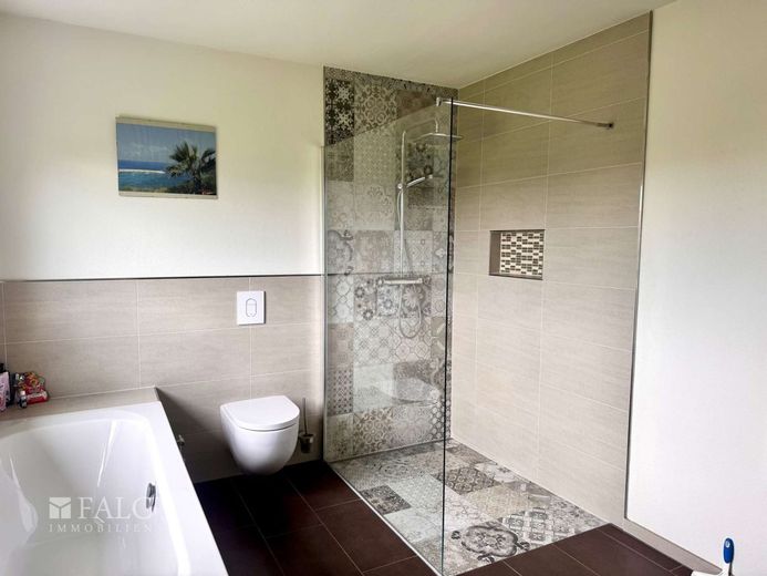 Energieeffizienzhaus A+ mit großem Grundstück, Privatsphäre und viel Natur - provisionsfrei! – Badezimmer mit Dusche