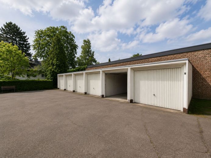 CITYHOUSE: Solide vermietetes Mehrfamilienhaus mit XXL Grundstück Balkonen, Garagen, Stellplätzen, – Garagenhof
