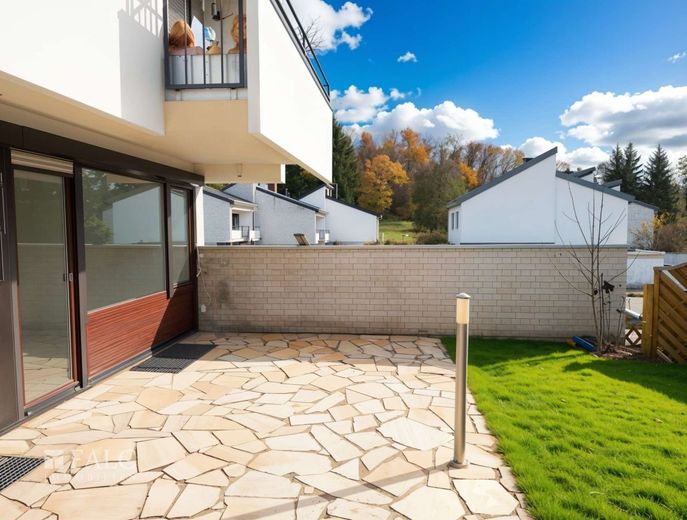 Garten-Wohnung im Reihen Endhaus, helle 3,5 Zimmer, Terrasse + Garage + Platz – Garten-Terrasse - (KI generiert)