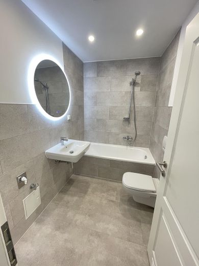 modernes Bad in Steinoptik