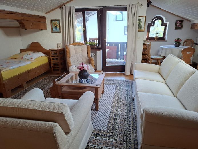 Möbliertes 1 Zimmer Appartment mit Bergblick – Wohnraum
