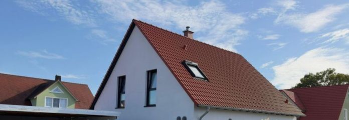 Maison individuelle moderne de 4 pièces dans un quartier récent, avec grand jardin, abri double pour voitures et excellente classe énergétique A+