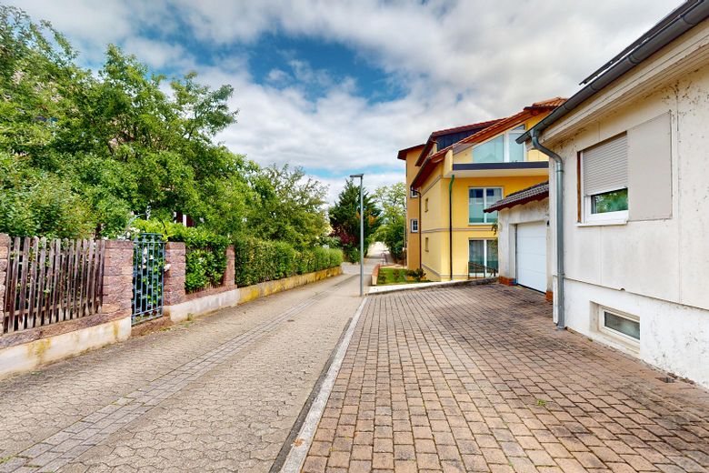 Renovated single-family home + self-contained apartment Roetgen – Ruhige Zufahrtsstraße