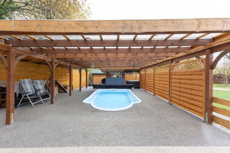 Wohlfühloase für zwei Familien - mit Pool, Sauna und Garten – Überdachter Outdoorpool