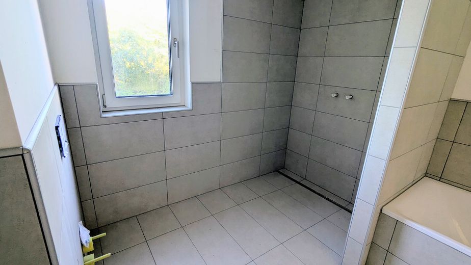 Yeni binada zemin katta 4 odalı daire, ilk kullanım, teras + bahçe, ankastre mutfak, Wallbox donanımlı kapalı otopark yeri – Walk-in-Dusche