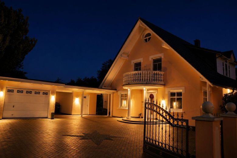 Lilienthal / Worpswede - Architektenhaus im mediterranen Stil auf großzügigem Grundstück – Einfahrt bei Nacht