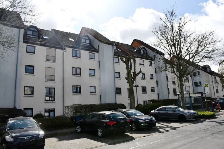 **RESERVIERT** Ansprechende 3-Zimmer-Eigentumswohnung mit Sonnenbalkon und Tiefgaragenstellplatz in Bad Homburg vor der Höhe - Ober-Eschbach – Hausansicht Eingangsseite