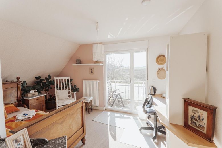 Field-edge location & sunset, detached single-family house with 224 sqm and PV system – Zimmer mit Balkon Westen