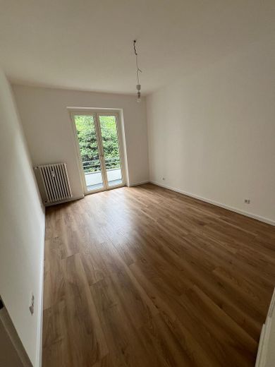 Erstbezug nach Renovierung- Seltene Gelegenheit im Herzen von Düsseldorf Bilk -  WE 04 – Wohnraum Rückseite mit Balkon