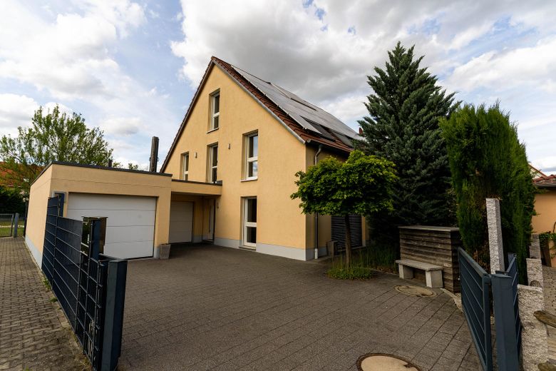 Casa passiva PLUS di architetto, classe energetica A+ (5,0 kWh/m²a) a Weisenheim am Sand – Hausansicht