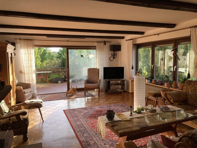 Wohnzimmer mit Balkon 