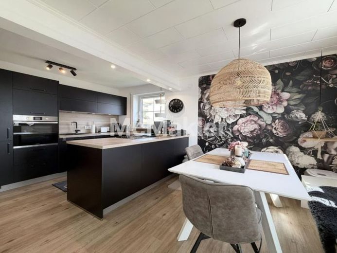 Moderne 3 Zi. Erdgeschosswohnung mit Balkonterrasse, Panoramablick & PKW Stellplatz in ruhiger Lage – Foto 1