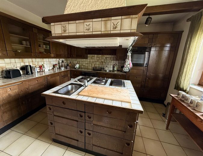 Viel Raum zum Leben: Riesige Landhausvilla in Neuhof/Fulda! – Küche mit Vorratskammer-Tür