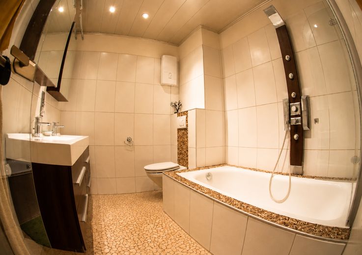 Атмосфера будинку замість квартири 108,5 м² комфорту для життя з каміном 2 балконами та сучасною кухнею в Solingen-Wald – Hauptbad (4. Ebene)