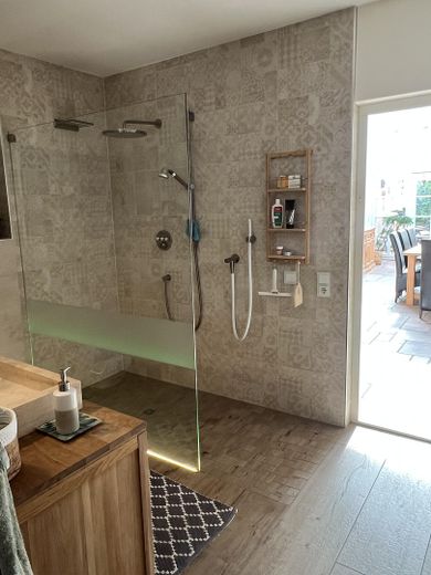Дбайливо відреставрована садиба з садом – Luxuriöses Badezimmer 