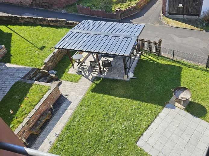 Moderne 92m² Dachwohnung mit Mainblick – sofort bezugsfertig & ruhig gelegen – gemütlicher Garten
